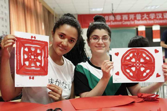 South African Students Learn Art of Paper-cutting in Jinhua South African Students Learn Art of Paper-cutting in Jinhua