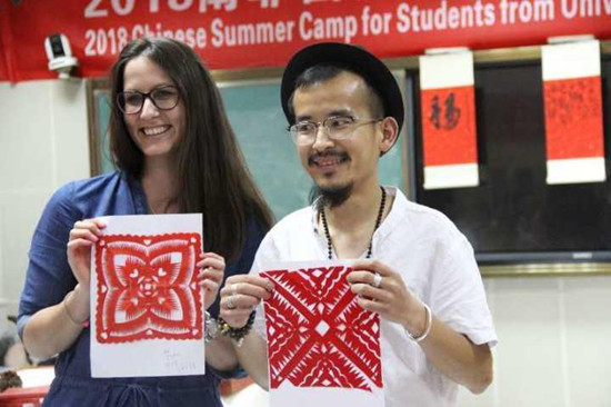 South African Students Learn Art of Paper-cutting in Jinhua South African Students Learn Art of Paper-cutting in Jinhua