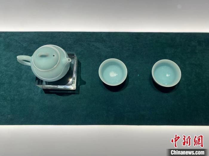当日展出的青瓷作品。 钱晨菲 摄 当日展出的青瓷作品。 钱晨菲 摄