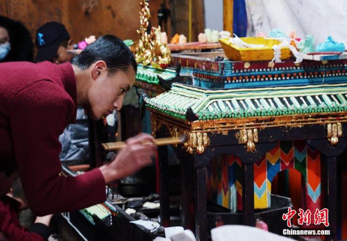 图为塔尔寺艺僧为酥油花做修饰。 马铭言 摄