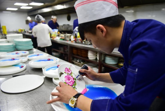 5月3日，刘旭峰在工作的酒店绘制果酱画。
