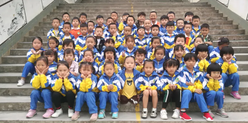 她背起“无腿”的同学，日复一日……女孩，你是天使！-中国好故事