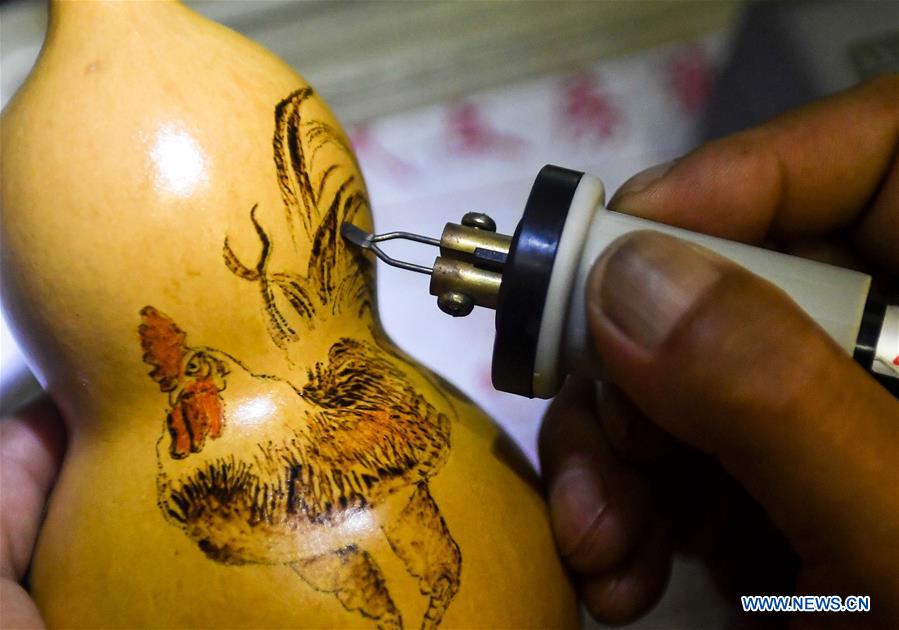 Pic story: self-taught craftsman makes over 1,000 gourd pyrography handicrafts CHINA-JILIN-CHANGCHUN-GOURD-PYROGRAPHY (CN)