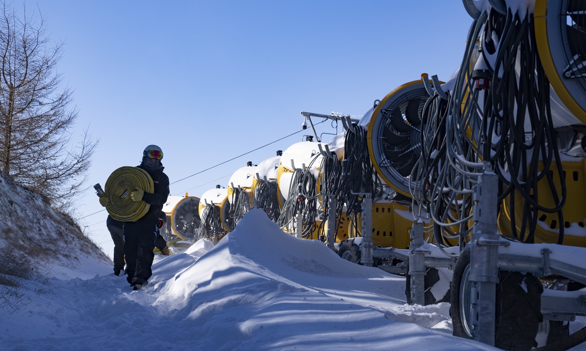 Staff at the National Alpine Ski Center in the Yanqing competition area, Beijing begin to create artificial snow for the upcoming Beijing 2022 Winter Olympics on November 15, 2021. Photo: Courtesy of Beijing major project management office