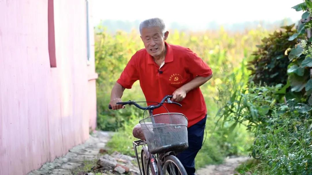 退休前是辽宁省锦州市黑山县的党史材料征集员,大虎山镇文化站站长.