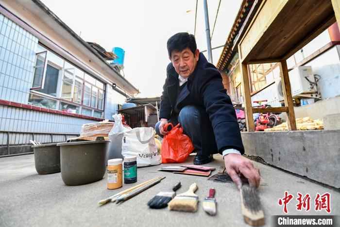 12月19日，河北唐山遵化市，清东陵守陵人后人李志军展示彩绘技艺。<a target='_blank' href='/'>中新社</a>发 赵亮 摄