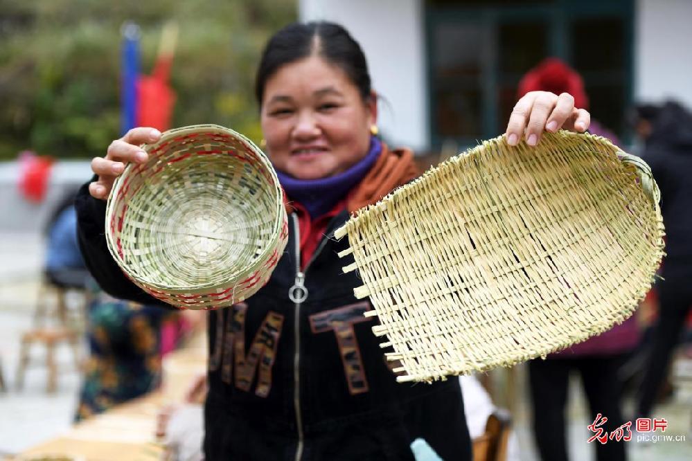 Wickerwork industry increases villagers' income in SW China's Guangxi