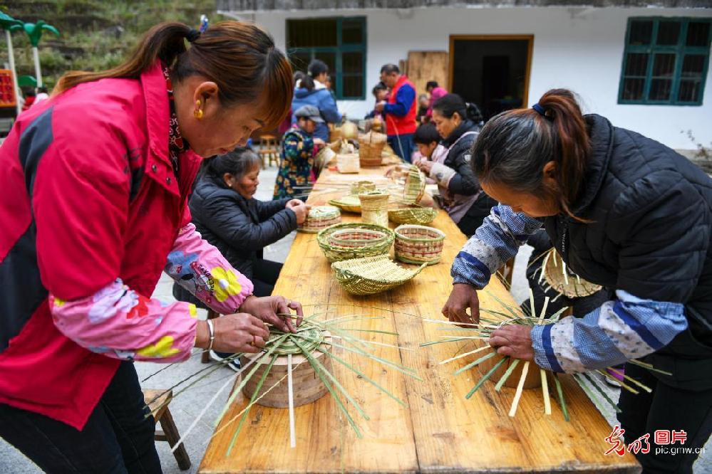 Wickerwork industry increases villagers' income in SW China's Guangxi