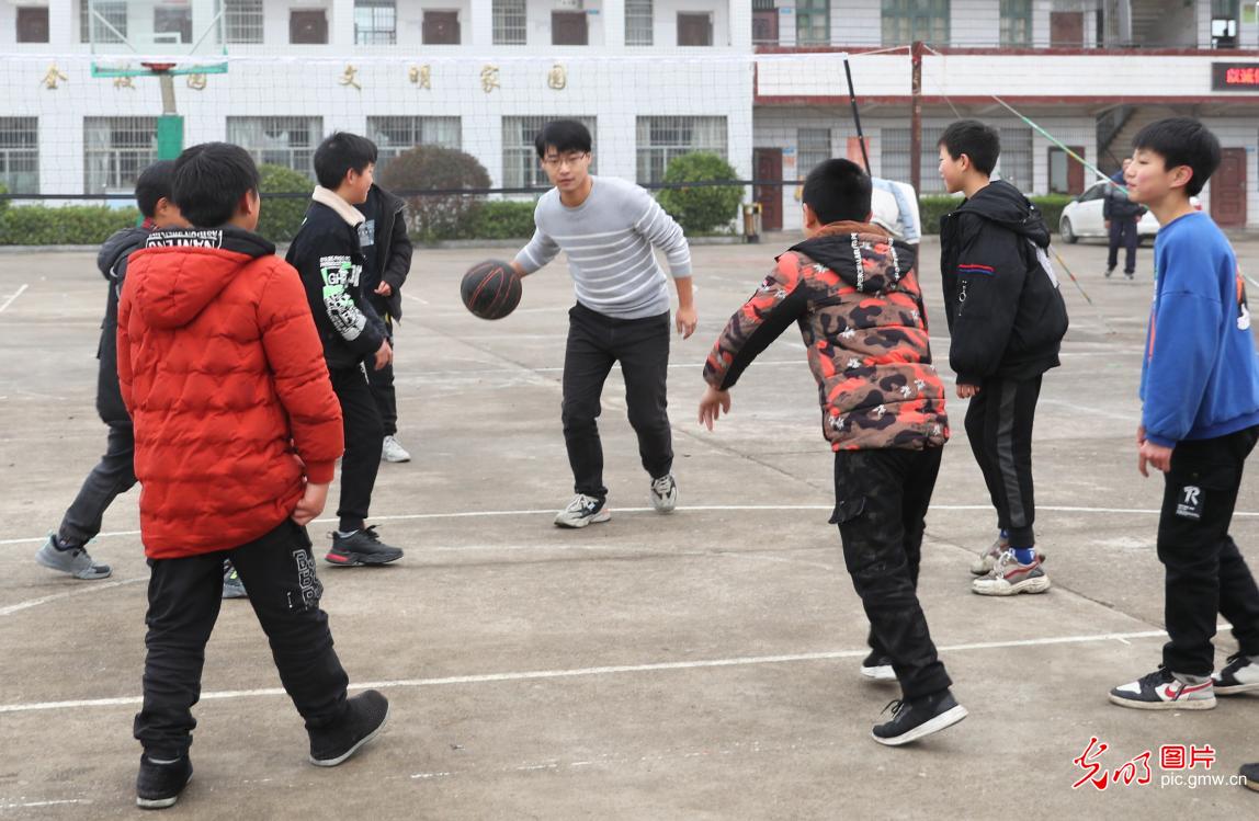 Master students volunteer to teach in remote village in C China's Hunan Master students volunteer to teach in remote village in C China's Hunan
