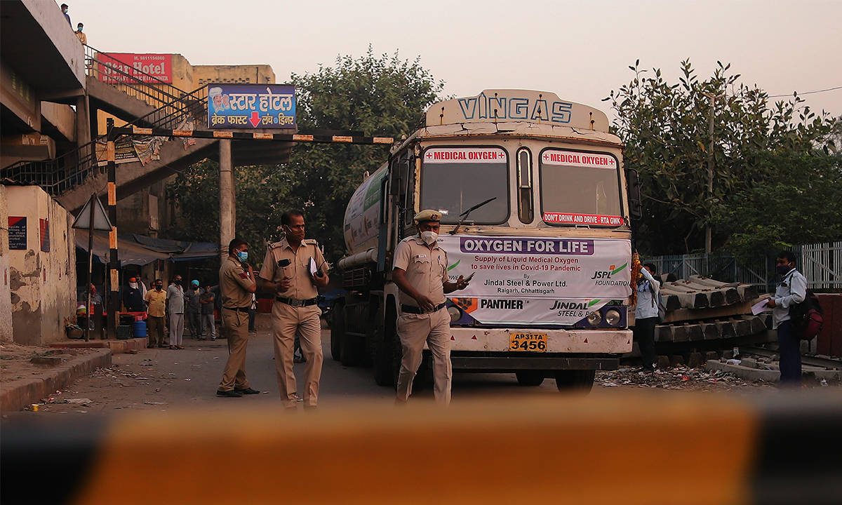 A medical oxygen tanker prepares to depart after being delivered via the ‘Oxygen Express’ train at Delhi Cantt railway station in New Delhi, India, on Tuesday. The Indian government, which has been facing a massive shortage of oxygen supply for COVID-19 patients after a new wave of infections struck, has diverted oxygen supplies to hospitals from industrial uses, but that has failed to meet the surge in demand. Photo: VCG