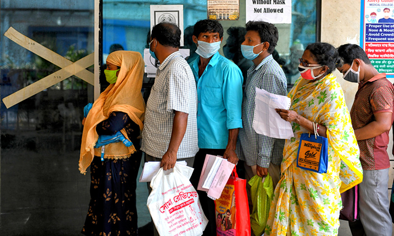 Indian people with COVID-19 symptoms queue for an Antigen Test at a government hospital. Photo: VCG